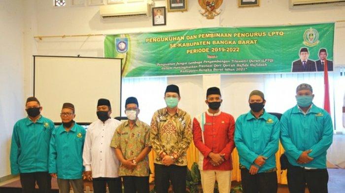 Bupati Bangka Barat Markus berfoto bersama sebagian peserta usai penutupan, Jumat pagi.