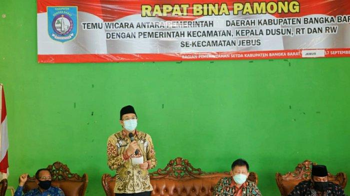 Bupati Bangka Barat Markus berbicara di hadapan para ketua RT se-kecamatan Jebus, Kamis (17/9)