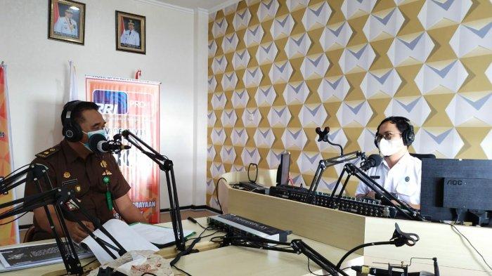 Kasi Penkum Kejati Kepulauan Bangka Belitung saat berinteraksi dalam program Dialog Interaktif Jaksa Menyapa