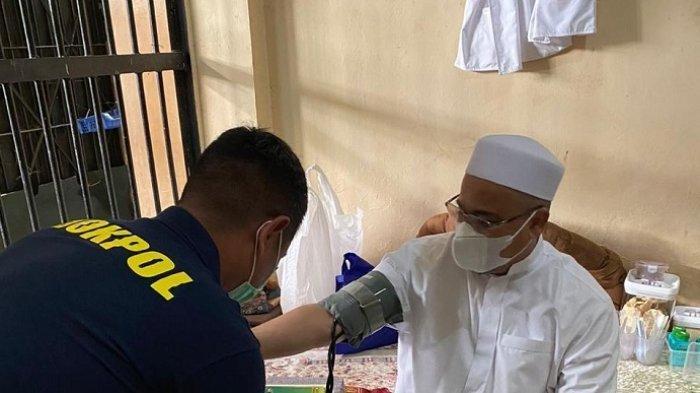 Habib Rizieq Shihab saat diperiksa kesehatan oleh polisi di Rumah Tahanan Polda Metro Jaya, Jakarta Selatan.