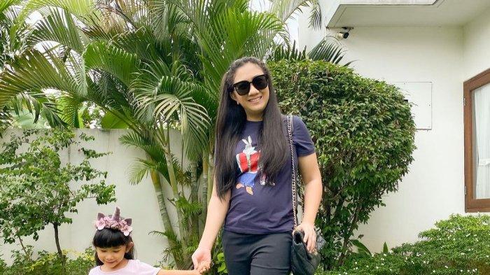 Donna Rosamayna bersama sang buah hati