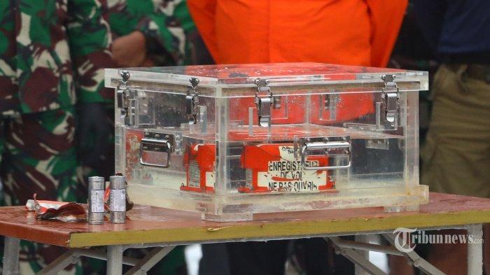 Flight Data Recorder (FDR) pesawat Sriwijaya Air PK-CLC dengan nomor penerbangan SJ-182 yang jatuh di perairan Kepulauan Seribu ditunjukkan di Dermaga JICT, Tanjung Priok, Jakarta Utara, Selasa (12/1/2021). FDR Sriwijaya Air SJ 182 yang ditemukan oleh tim penyelam TNI di perairan Kepulauan Seribu selanjutnya akan dibawa KNKT untuk dilakukan pemeriksaan. (Tribunnews/Irwan Rismawan)
