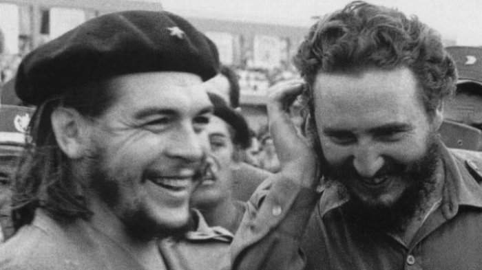 Foto yang diambil pada 1960-an ini memperlihatkan Fidel Castro (kanan), saat itu adalah perdana menteri Kuba, bertemu dengan rekan seperjuangannya Ernesto