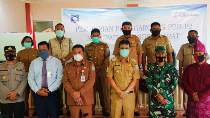 Foto bersama pejabat sesaat usai pemberian penghargaan, Senin sore.