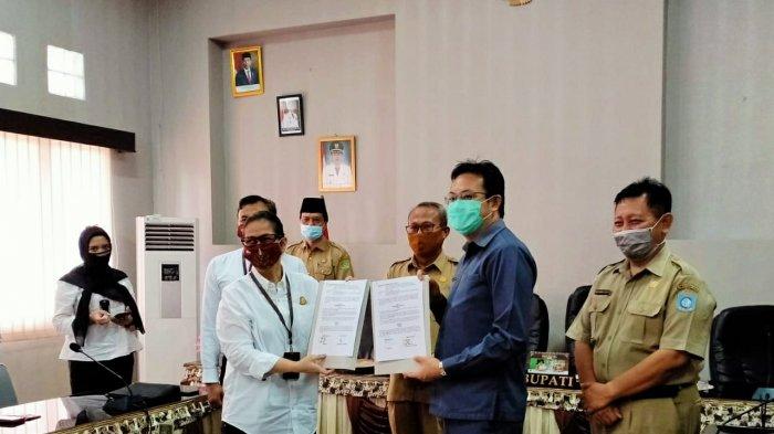 Penandatanganan MoU antara Pemkab Bangka Barat dengan Kajari Bangka Barat, Senin (14/9).