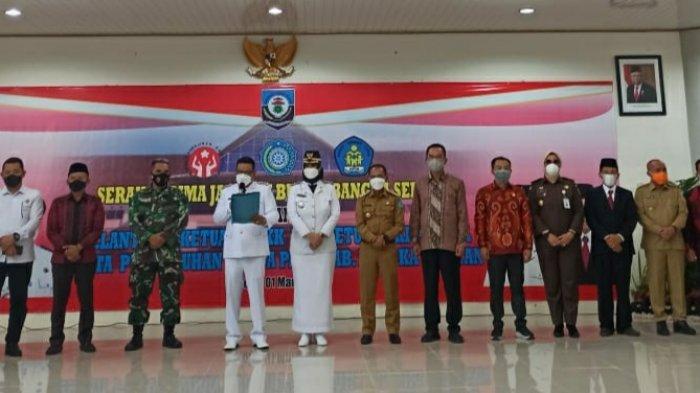 Para tamu undangan berfoto bersama setelah kegiatan serah terima jabatan Bupati Bangka Selatan, Senin (01/03)
