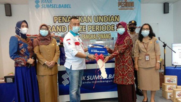 Penyerahan secara simbolis oleh Wakil Pemimpin Cabang Bank Sumsel Babel Pangkalpinang Bidang Pelayanan Mulyawan Prema Putra kepada pemenang 1 unit motor Honda Vario dalam hal ini diwakili tamu undangan di Bank Sumsel Babel, Senin (12/4).