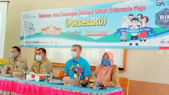 Pjs bupati Bangka Barat Drs. Sahirman saat mengajar para siswa SMPN 1 Muntok dalam aksi keuangan inklusif untuk Indonesia Maju, Selasa (29/9).