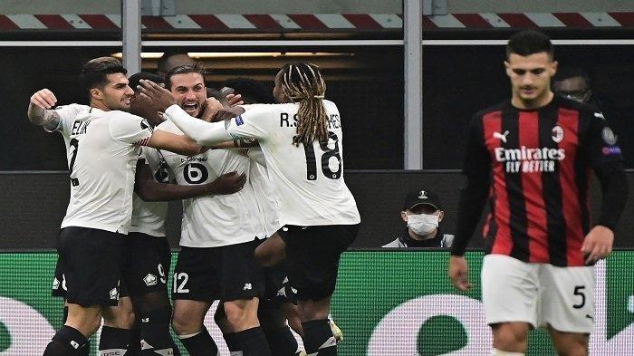 Gelandang Lille, Yusuf Yazici merayakan bersama rekan satu timnya setelah mencetak gol selama pertandingan sepak bola Grup H babak pertama Liga Eropa UEFA hari ketiga antara AC Milan dan Lille (LOSC) di stadion Meazza di Milan pada 5 November 2020.