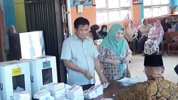 Ibnu Saleh dan istrinya menggunakan hak pilihnya di TPS TPS 1 Padang Mulia, Bangka Tengah