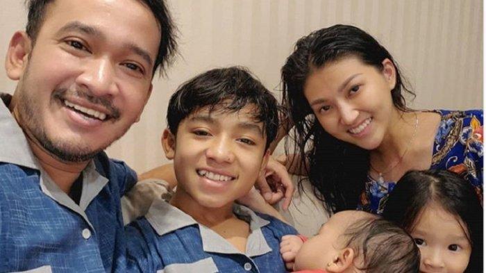 Ruben Onsu bersama Putranya Betrand Peto, Thalia, Thania dan istrinya Sarwendah