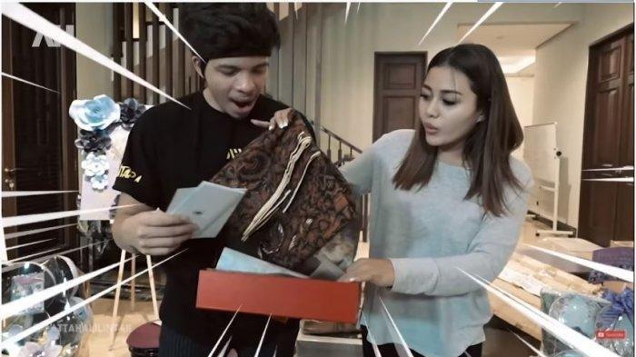 Atta Halilintar dan Aurel Hermansyah kaget membuka kado pernikahan dari Presiden Joko Widodo (Jokowi) dan Ibu Iriana Jokowi, Rabu (7/4/2021)