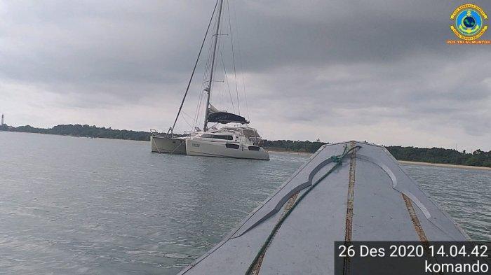 KM. SY COSMOLIDO berbendera Langkawi Malaysia dari Pulau Seribu tujuan Batam yang sandar di perairan Batu Rakit Muntok Kab. Bangka Barat (Sabtu, 26/12/20).