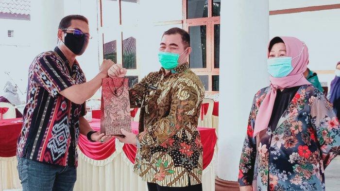 Kapolres Bangka Barat AKBP Fedriansyah memberikan cinderamata kepada Pjs Bupati Sahirman Jumli didampingi Istri.
