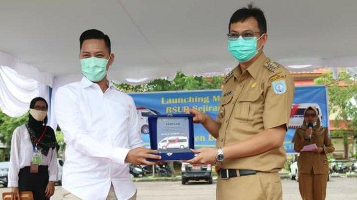 Pemberian kenang-kenangan kepada Bupati Bangka Barat Markus.