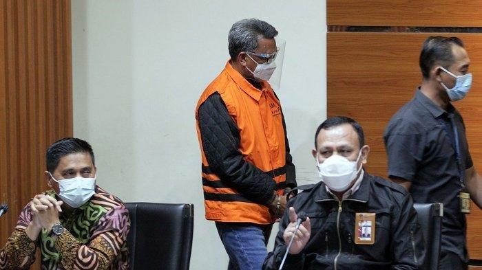 Ketua Komisi Pemberantasan Korupsi (KPK) Firli Bahuri memberikan keterangan pers terkait Operasi Tangkap Tangan (OTT) Gubernur Sulawesi Selatan di Gedung KPK Kuningan, Jakarta Selatan, Minggu (28/2/2021) dini hari. Pada konferensi pers tersebut, KPK menetapkan Gubernur Sulawesi Selatan Nurdin Abdullah sebagai tersangka kasus proyek pembangunan infrastruktur karena diduga menerima gratifikasi atau janji. KPK juga menetapkan tersangka kepada Sekdis PUPR Sulsel ER sebagai penerima dan AS selaku pemberi.