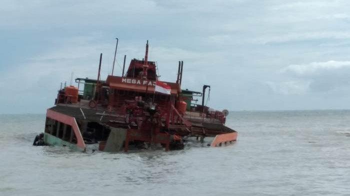 Kapal Isap Produksi (KIP) Mega Fajar mitra PT Timah Tbk tenggelam di pinggir Pantai Matras Kecamatan Sungailiat Kabupaten Bangka, Sabtu (2/02/2021) pagi