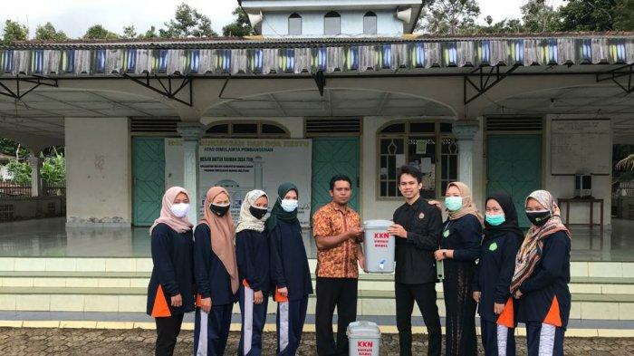 Penyerahan bantuan tempat pencuci tangan oleh Mahasiswa KKN UNMUH Bangka Belitung kepada perwakilan Pemerintah Desa Tuik