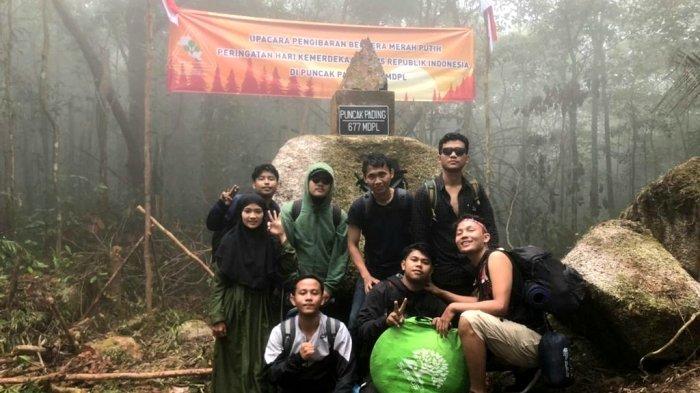 Anggota Kolari menjelajah dan mendaki alam di Pulau Bangka