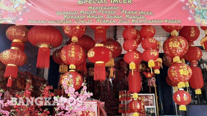Pernak-pernik Lampion hingga bunga sakura.