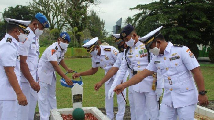 Danlanal Babel Kolonel Laut (P) Dudik Kuswoyo.S.E.,M.Tr.Hanla melaksanakan upacara Tabur Bunga dalam rangka memperingati Hari Dharma Samudera tahun 2021 di geladak Kal Manau I.3-52, tabur bunga dilaksanakan di perairan Pangkal Balam Kota Pangkalpinang. (Jum'at 15 Des 2021)