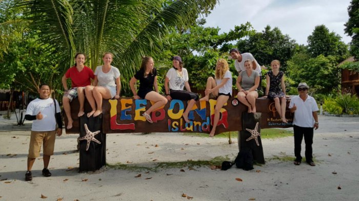 Rombongan wisatawan asing berfoto di papan nama Pulau Leebong.