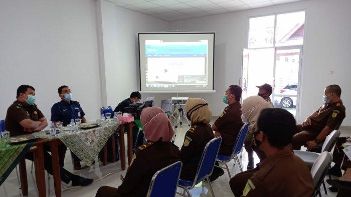 Kejari Bangka laksanakan pelelangan eksekusi barang rampasan negara secara online, Kamis (04/03/2021) lalu.
