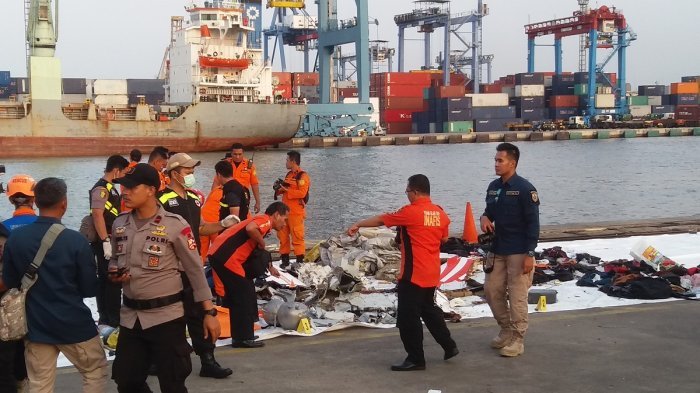 Kapal KN P. 384 milik Kesatauan Pengamanan Laut dan Pulau membawa 2 kantung potongan jenasah korban kecelakaan Pesawat Lion Air JT 610 rute Jakarta-Pangkal Pinang tiba di Pelabuhan JICT Tanjung Priok, Jakarta Utara, Senin (29/10/2018).