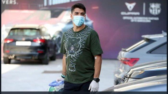 Luis Suarez saat tiba di kompleks latihan Barcelona di Ciutat Esportiva Joan Gamper, 6 Mei 2020.