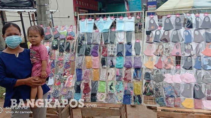Mama Manda bersama masker dagangannya di Jl Jendral Sudirman Selindung Baru dekat TJ Mart Selindung