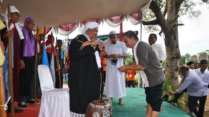 Masyarakat desa Kimak, kecamatan Merawang menggelar tradisi ritual adat Mandi Belimau, Rabu (1/6), di Lubuk Bunter.