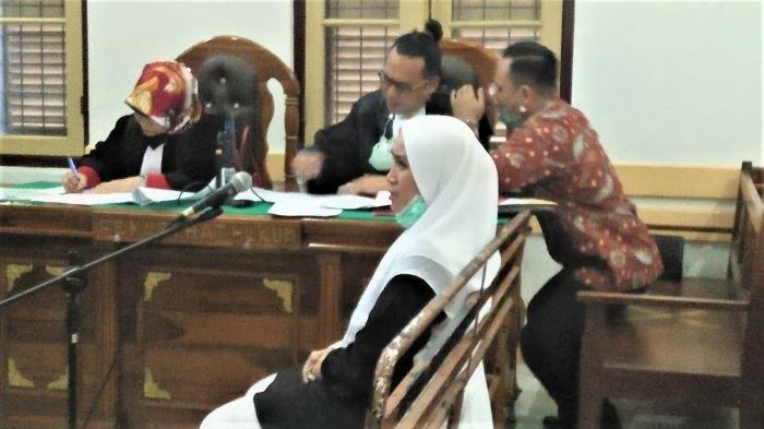 CLK, mantan pramugari yang digebuki suami oknum ASN BPN Sumut, HAB saat bersaksi di persidangan, Kamis (16/9/2021) malam.