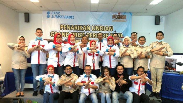 Para personil Bank Sumsel Babel cabang Pangkalpinang berfoto bersama setelah acara pengundian Grand Prize tabungan Pesirah di Bank Sumsel Babel, Senin (12/4)
