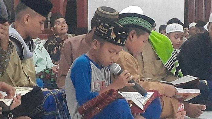 Para peserta khataman Al-Quran desa Simpang Yul, pada momen malam 27 Ramadhan 1442 Hijriyah