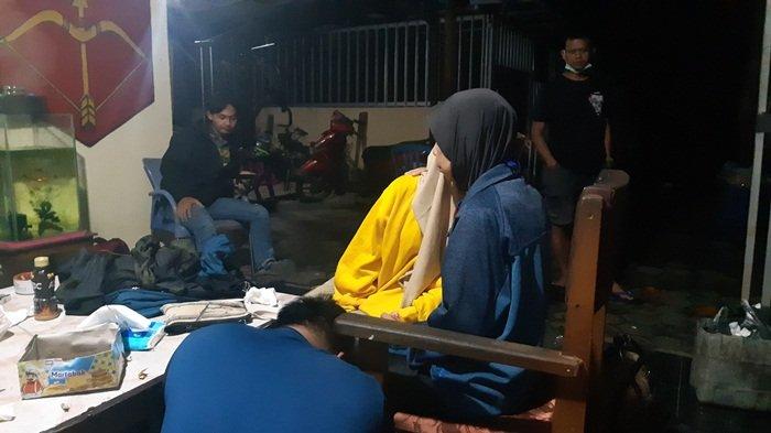 Mawar tampak dipeluk oleh Ibunya sementara Nugraha berlutut, Sabtu (27/3/2021)