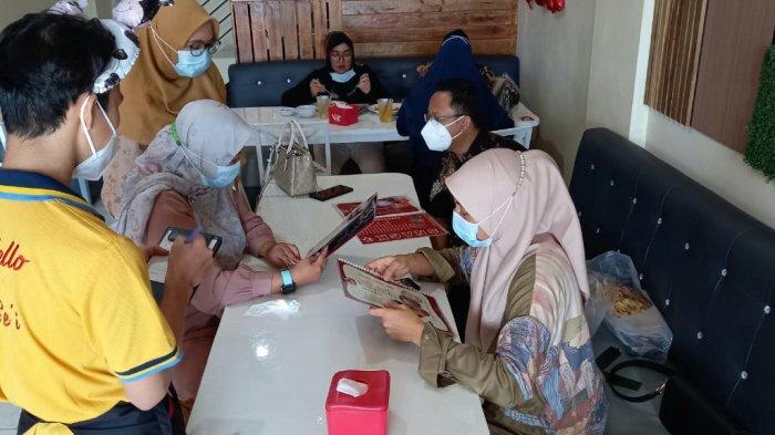 Pengunjung saat makan di Resto Mo Se'i Pangkalpinang