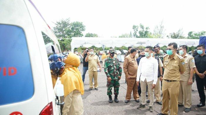 Bupati Bangka Barat Markus menyaksikan secara langsung pengambilan sampel tes usap dari dalam mobile combat PCR.