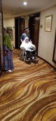 Selama di Tanah Suci Almarhum H Jumli Mendorong Kursi Roda Istri Tersayang