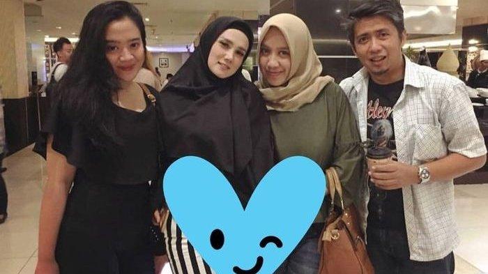 Momen Mulan Jameela saat berkumpul dengan keluarga mantan suaminya.
