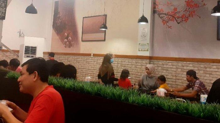 Suasana makan dan papan memilih menu di Mosh