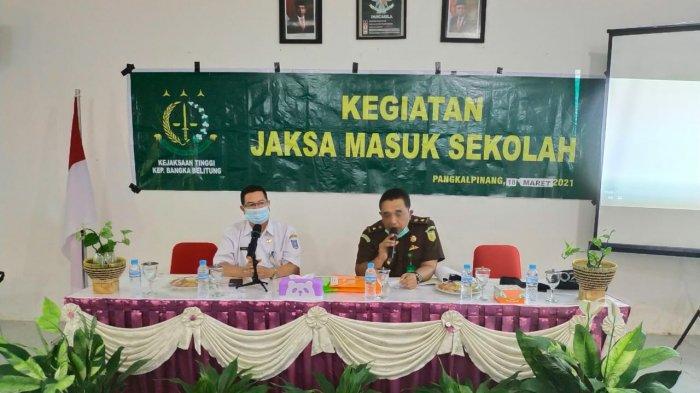 Kasi Penkum Kejati Kepulauan Bangka Belitung, Basuki Raharjo saat menjadi pemateri dalam program Jaksa Masuk Sekolah