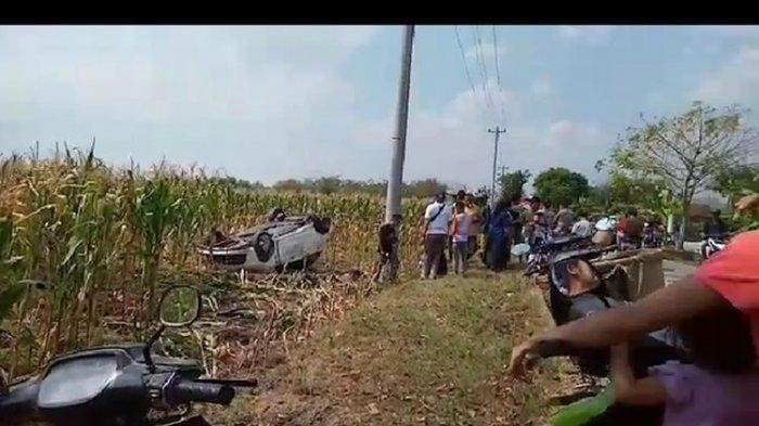 Mobil Brio bernopol H 9032 AW yang dikemudikan pencuri celana dalam nyemplung di sawah di Kecamatan Pulokulon, Kabupaten Grobogan, Jateng, Kamis (17/9/2020) siang