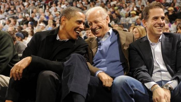 Presiden AS Barack Obama, Wapres Joe Biden dan putranya, Hunter Biden saat sedang menyaksikan sebuah pertandingan basket di Washington DC.
