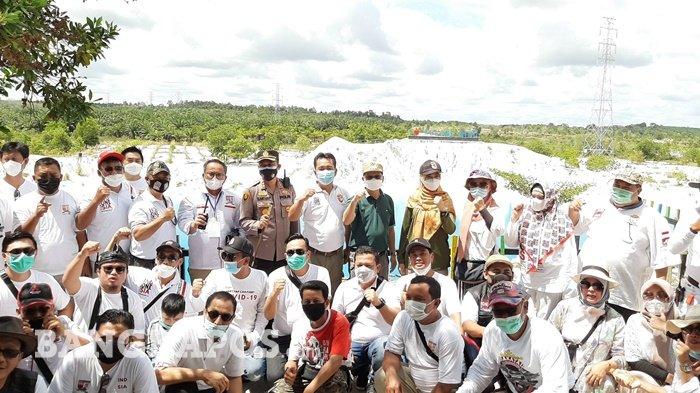Bupati Bangka Tengah, Kapolres Bangka Tengah dan Club Pajero Indonesia One (PI-One) saat mengunjungi destinasi wisata Danau Kaolin, Desa Nibung, Kabupaten Bangka Tengah, Jum'at (12/3/2021).
