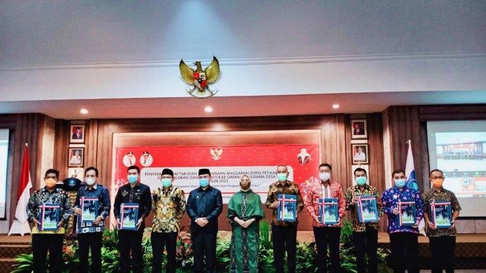 Foto bersama para bupati dan walikota se-Babel.