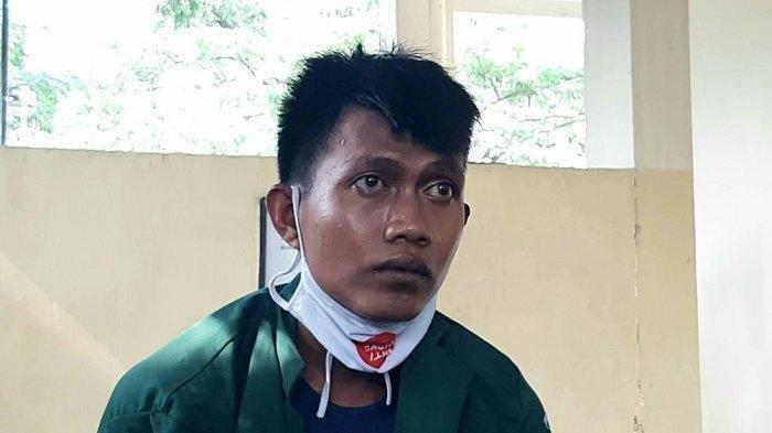 Pelaku pencurian mengenakan almamater hijau telah diamankan polisi karena berusaha mencuri dompet demonstran mahasiswa, di Pos Polisi Gambir, Jakarta Pusat, Rabu (28/10/2020).