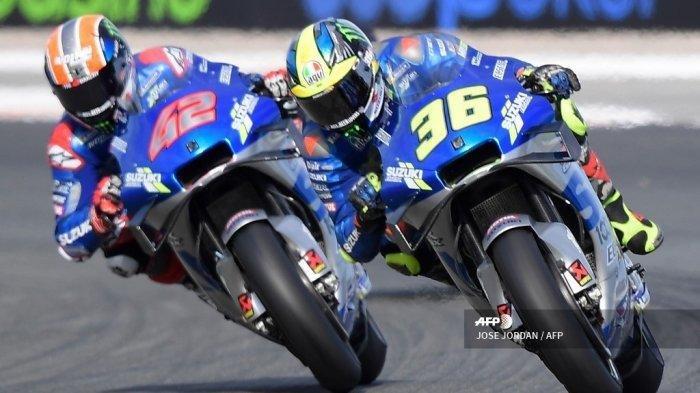 Pembalap Spanyol Suzuki Ecstar Joan Mir bersaing di depan pembalap Spanyol Suzuki Ecstar Alex Rins dalam balapan MotoGP di Grand Prix Eropa di sirkuit Ricardo Tormo di Valencia pada 8 November 2020. JOSE JORDAN / AFP
