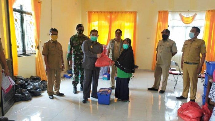 Pjs Bupati Sahirman saat menyerahkan bantuan bagi korban puting beliung di Kelurahan Tanjung.