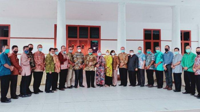 Pjs Bupati Sahirman Jumli berfoto bersama Pj Sekda, staf ahli bupati, Asisten Setda dan sejumlah kepala OPD.