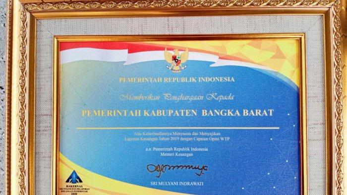 Piagam penghargaan atas raihan WTP dari Kementerian Keuangan RI kepada Pemkab Bangka Barat.